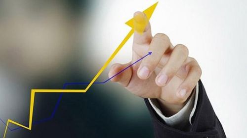 新车源源不断拉出厂区 上海特斯拉超级工厂全面恢复生产