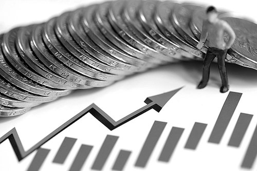 新车源源不断拉出厂区 上海特斯拉超级工厂全面恢复生产